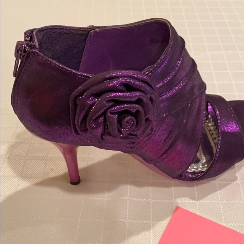 Heels - Picture 2 of 3